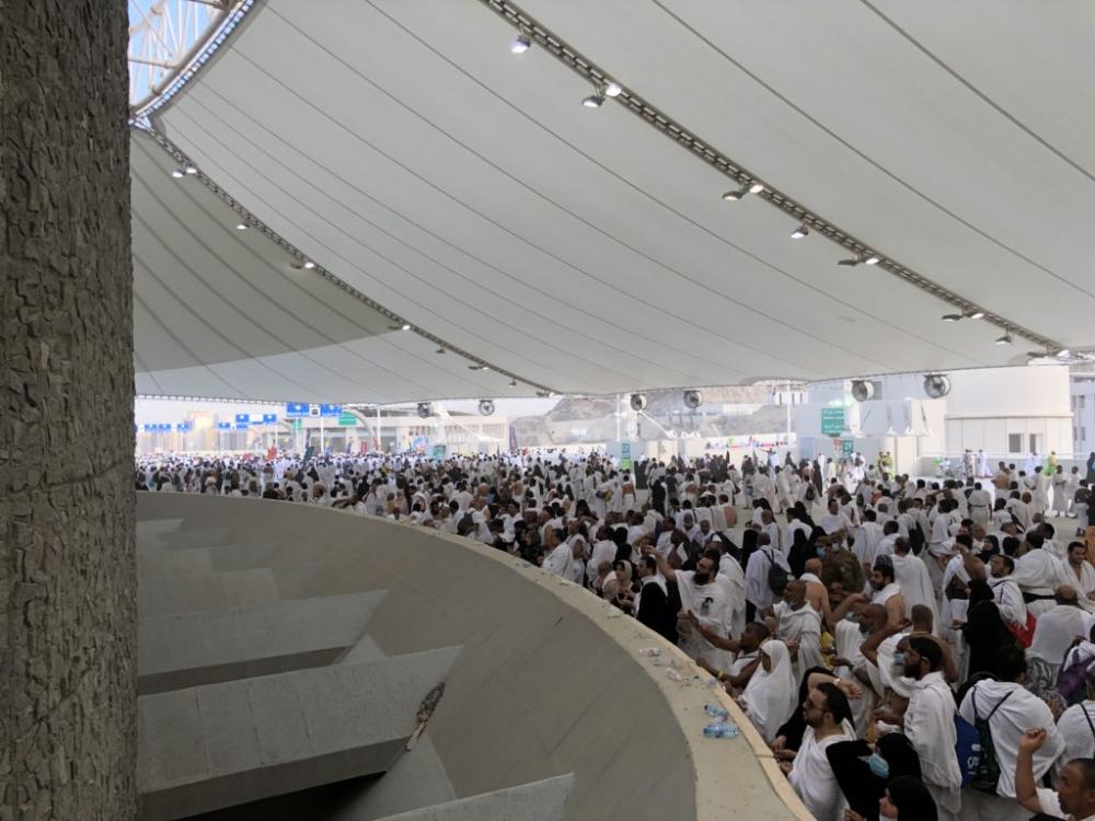 Pilgrims celebrate Eid, throw pebbles at the Satan