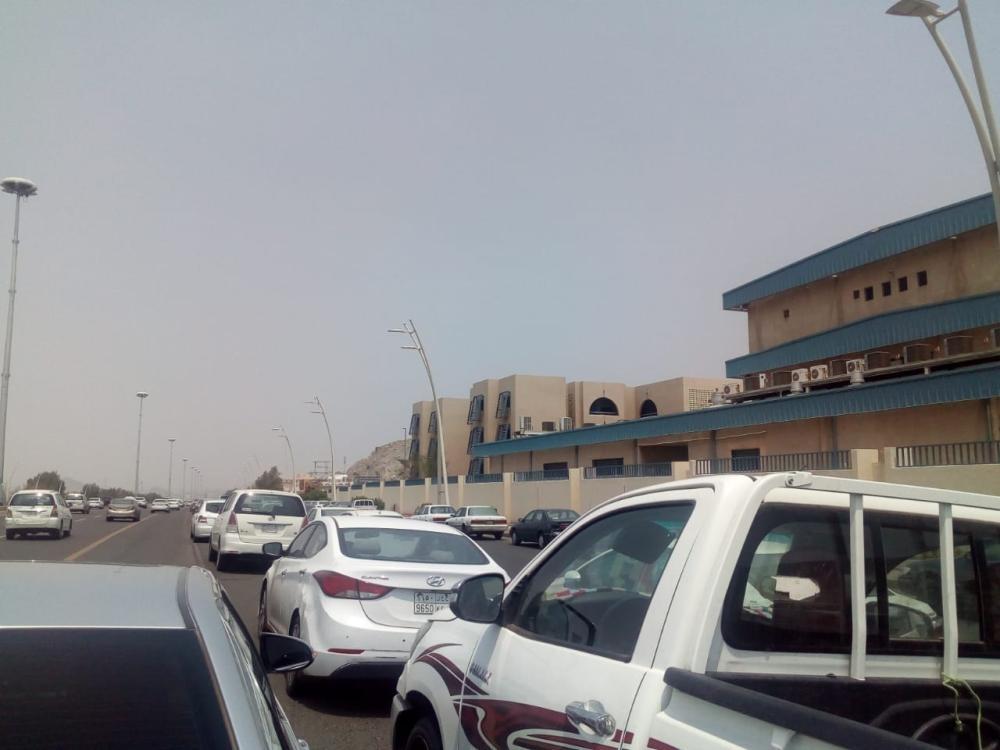  Students of the International Technical College in Makkah have no choice but to park their vehicles in no-parking zones and along the highways.