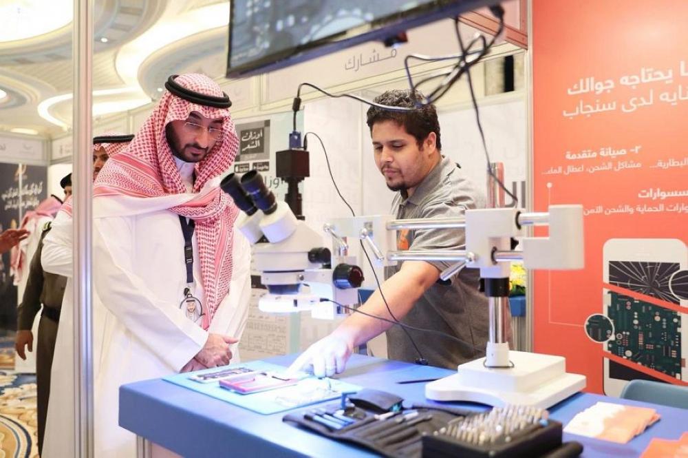 Prince Abdullah Bin Bandar, deputy governor of Makkah region, watches the functioning of an app developed by a young Saudi. 
