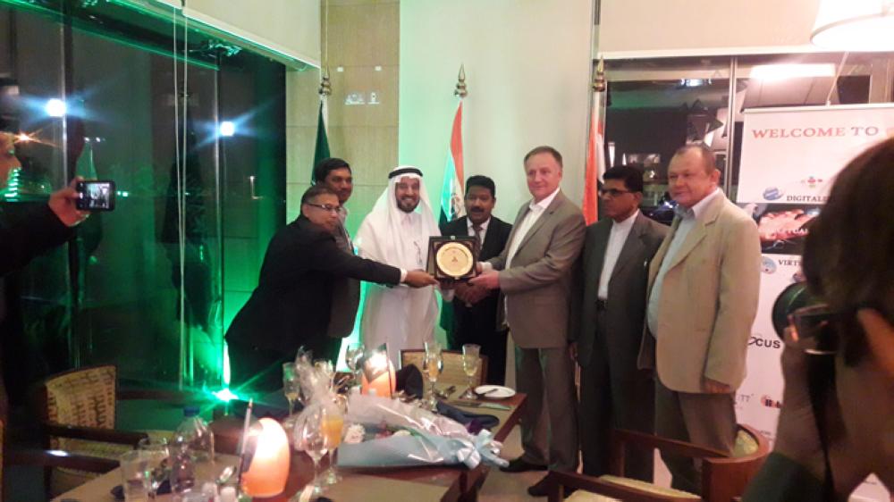 Polish Railway's CEO Arkadiusz Dobrzyński is presented a memento by the Nawazinda Group in Riyadh.
