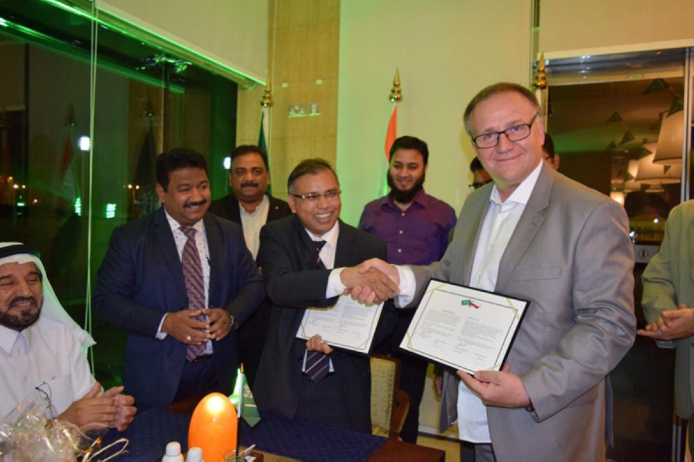 Polish Railway's CEO Arkadiusz Dobrzyński is presented a memento by the Nawazinda Group in Riyadh.
