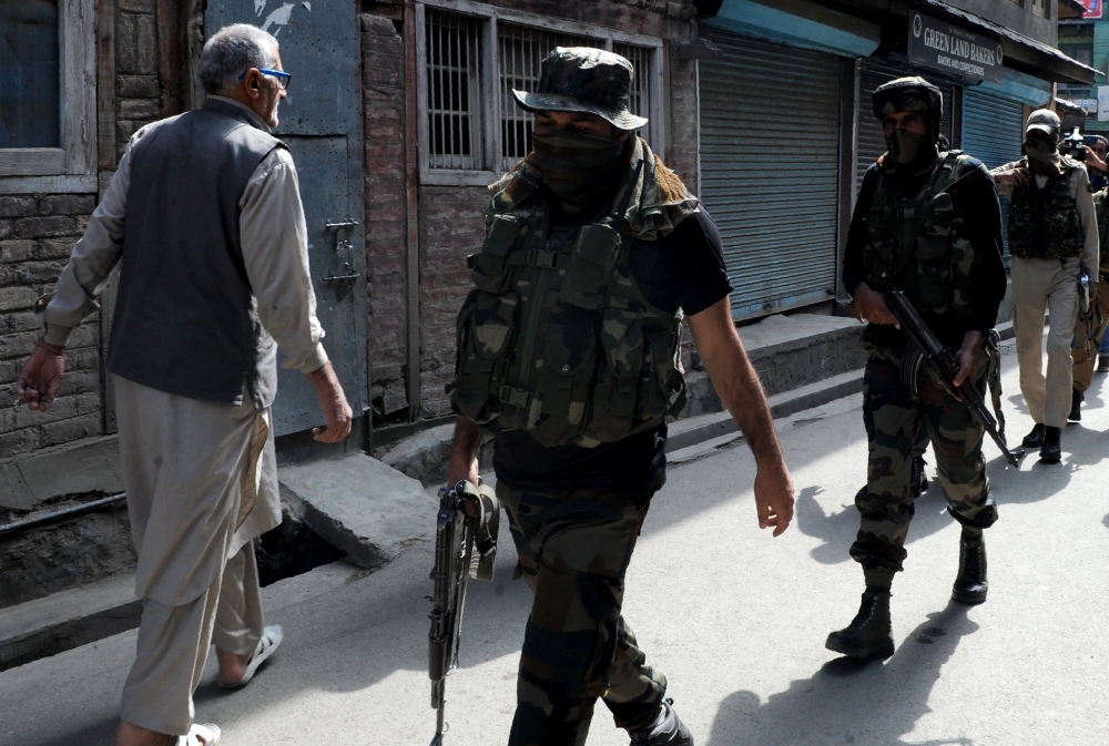 GraphSpecial Operation Group (SOG) of Jammu and Kashmir Police personnel searches for suspected militants, who killed two National Conference (NC) party workers in Srinagar in this Oct. 5, 2018 file photo. — AFP