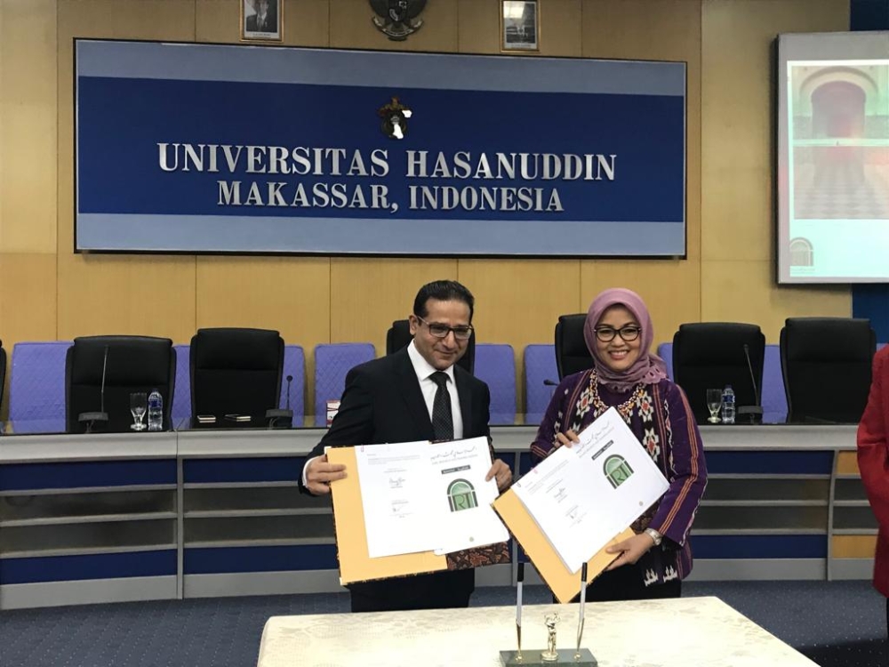 IRTI Director General Dr. Humayon Dar, left, with UNHAS Rector, Prof. Dr. Dwia Aries Tina Pulubuhu, during the MOU signing ceremony
