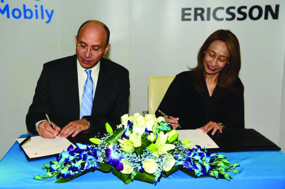 



Ahmed Aboudoma, Mobily CEO and Rafiah Ibrahim, President of Ericsson in the Middle East and Africa, sign the agreement