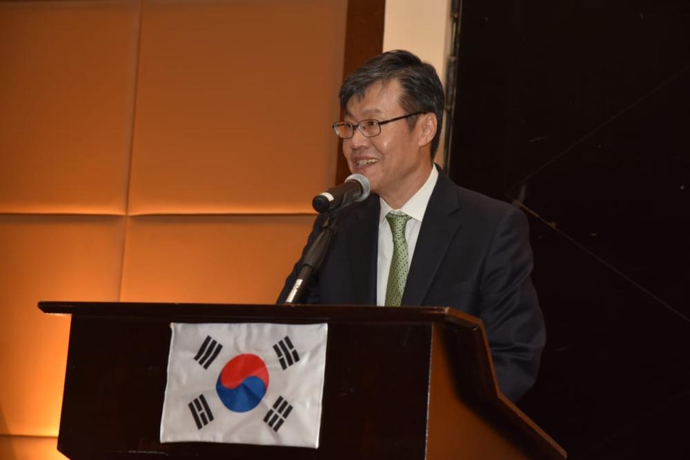 South Korea Consul General Sang-Kyoun Lee along with Foreign Ministry’s Director Jamal Balkhoyour and diplomats jointly cutting cake to mark Korean National Day. — SG Photo by Irfan Mohammed