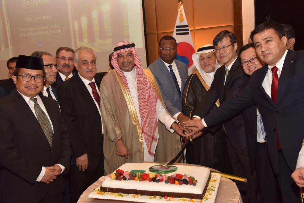 South Korea Consul General Sang-Kyoun Lee along with Foreign Ministry’s Director Jamal Balkhoyour and diplomats jointly cutting cake to mark Korean National Day. — SG Photo by Irfan Mohammed