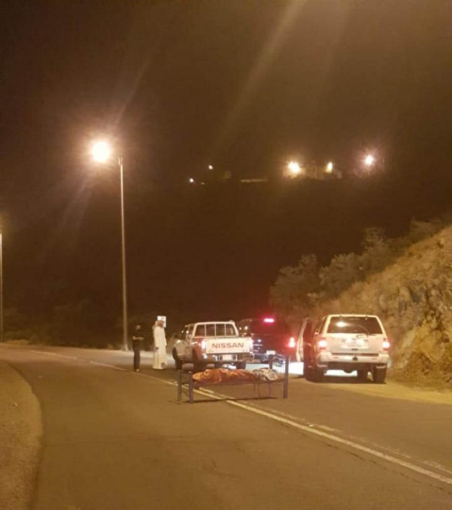 


The body of an illegal migrant found abandoned on the middle of a road in east of Abha.
