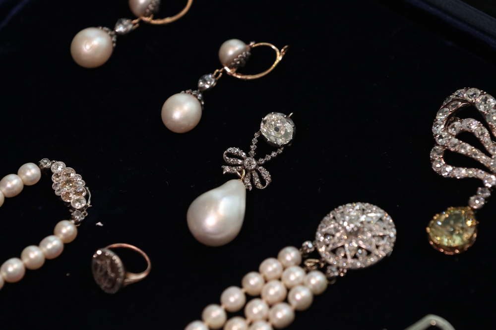 The ‘Queen Marie Antoinette’s Pearl’, center, with an estimated value of £767,500-£1,534,000 is pictured with other jewelry during a photo-call for the sale of ‘Royal Jewels from the Bourbon Parma Family’ at Sotheby’s auction house in London on Friday. — AFP