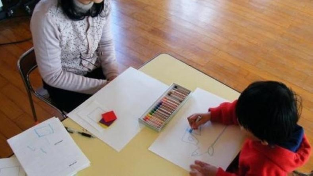 


Zahra Hashem Al-Moslem, a Saudi female college student at Abdul Rahman Bin Faisal University in Al-Khobar, takes time off from her weekly schedule to teach poor children. — Courtesy photo