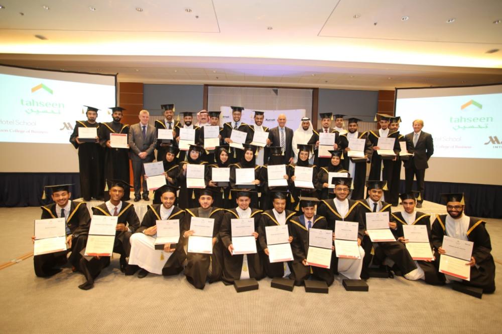 Top officials of Dur Hospitality and Marriott pose for a group photo with the graduates 
