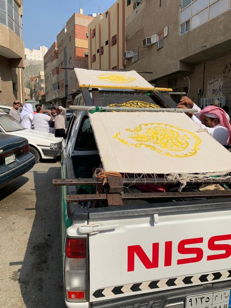 


Municipality officials remove equipment seized from the illegal souvenir factory in Al-Otaibiya area of Makkah.