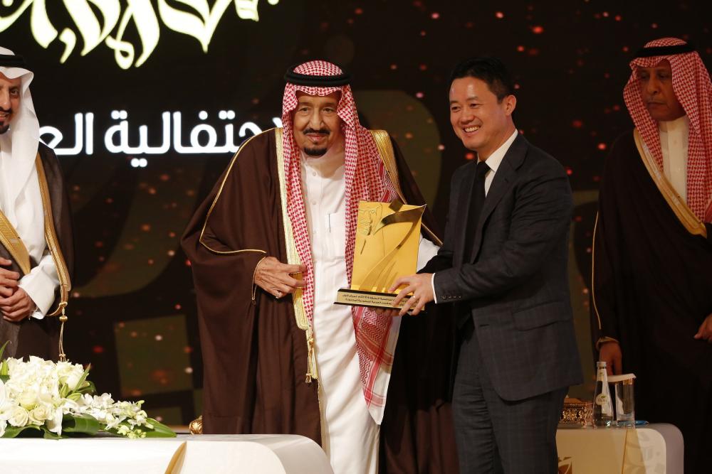 The Custodian of the Two Holy Mosques King Salman presents the prestigious King Khalid Responsible Competitiveness Award to President of Huawei Middle East Charles Yang