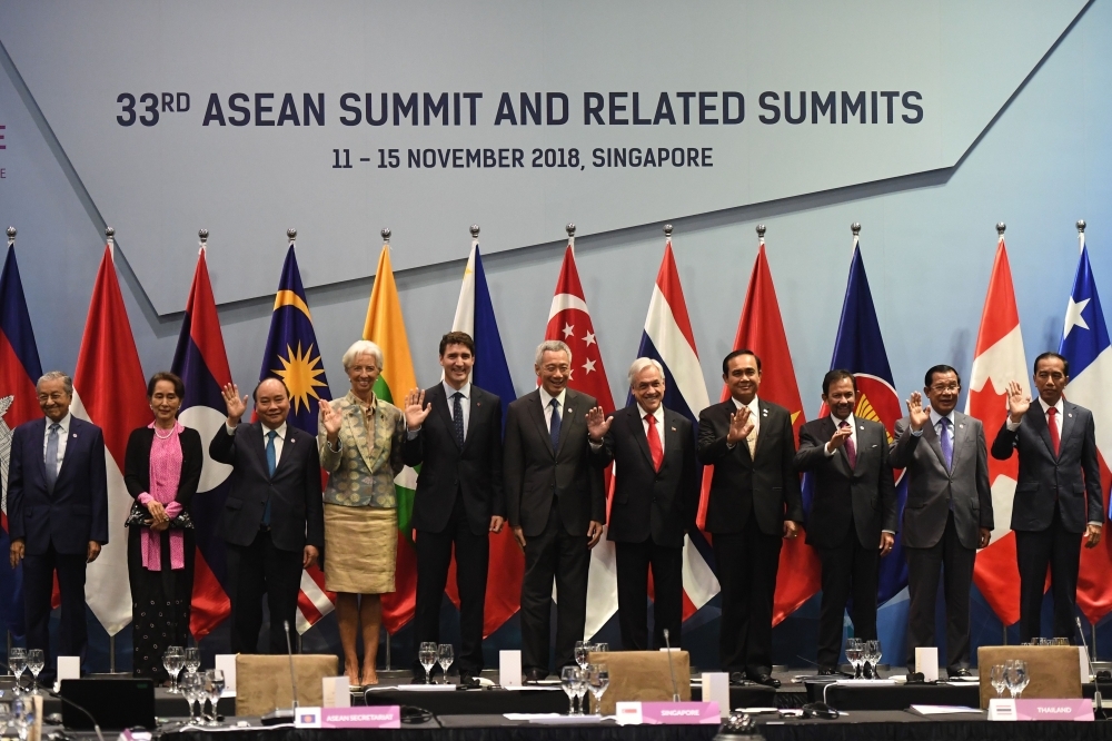 From left:  Malaysia's Prime Minister Mahathir Mohamad, Myanmar State Counsellor Aung San Suu Kyi, Vietnam's Prime Minister Nguyen Xuan Phuc, International Monetary Fund (IMF) chief Christine Lagarde, Canada's Prime Minister Justin Trudeau, Singapore's Prime Minister Lee Hsien Loong, Chile President Sebastian Pinera, Thai Prime Minister Prayut Chan-O-Cha, Brunei Sultan Hassanal Bolkiah, Cambodian Prime Minister Hun Sen and Indonesia's President Joko Widodo pose for a group photo before the start a working lunch on the sidelines of the 33rd Association of Southeast Asian Nations (ASEAN) summit in Singapore on Nov. 14, 2018. — AFP