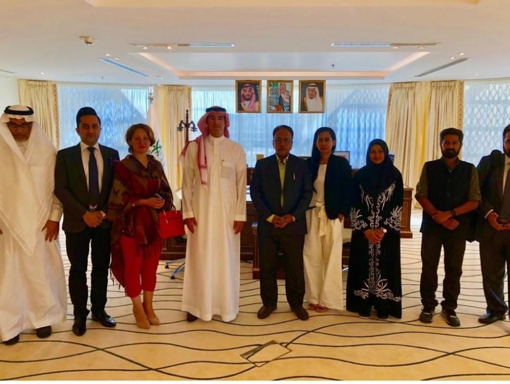 Minister of Media Dr. Awwad Al-Awad with a media delegation from South and East Asia, including journalists and media professionals from Pakistan, India, and Indonesia, in Riyadh. 