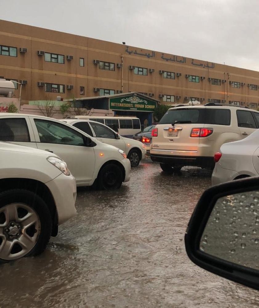 


Chaotic traffic in front of the International Indian School in Dammam following the rain Sunday morning.