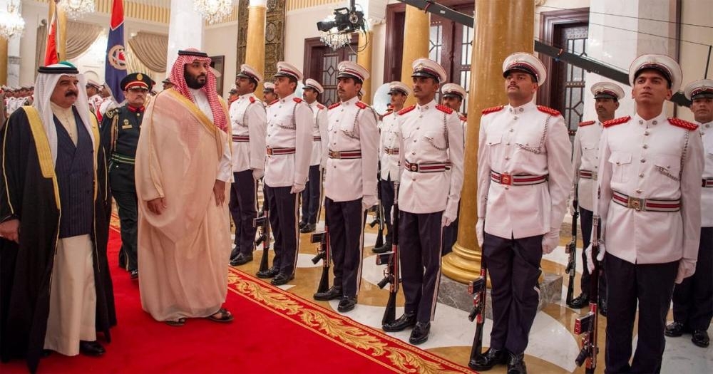 Crown Prince holds talks with King Hamad in Bahrain