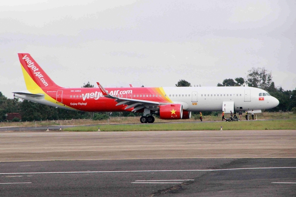 This photo taken on THursday shows a Vietjet Airbus plane on the runway after a rough landing in Buon Ma Thuot. Six people were injured after a the wheels of a recently delivered Vietjet Airbus plane flew off as the aircraft made a rough landing in central Vietnam, officials said Friday, — AFP