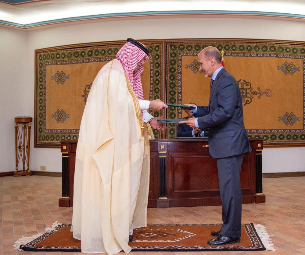 Crown Prince Muhammad Bin Salman, deputy premier and minister of defense, being received by Mauritanian President Mohamed Ould Abdel Aziz at Nouakchott airport on Sunday. — SPA