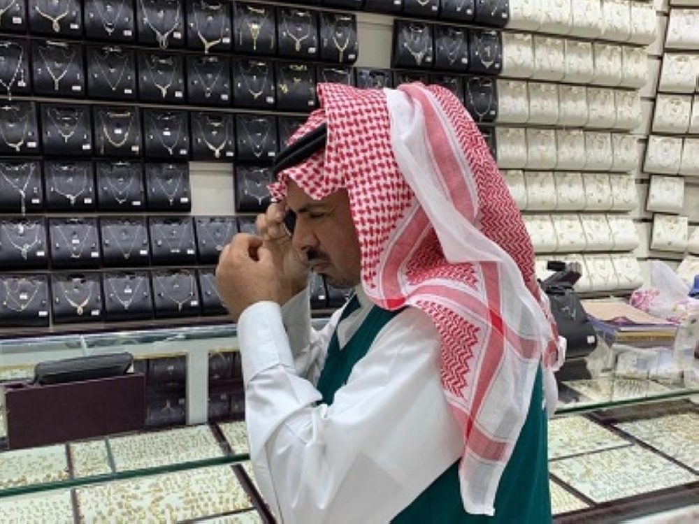 


Officials from the Ministry of Commerce and Investment during the inspection raid on the gold and jewelry shop in Riyadh.