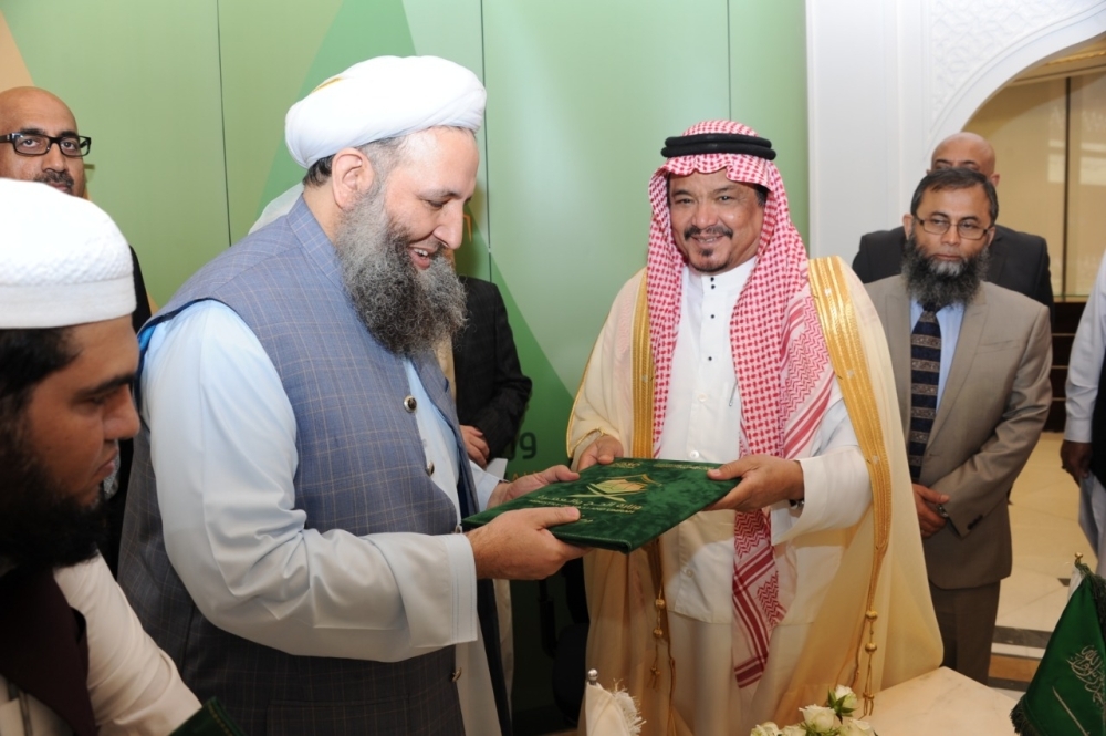 


Minister of Haj and Umrah Mohammed Saleh Benten and Pakistan’s Federal Minister for Religious Affairs Pir Noorul Haq Qadri exchange the documents after signing the Haj agreement in Makkah on Sunday.