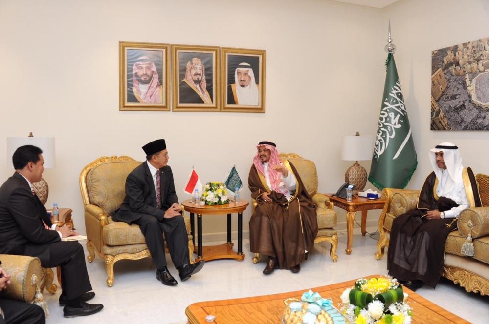 


The Indonesian delegation headed by Minister for Religious Affairs Lukman Hakim Saifuddin meets with Saudi Haj and Umrah Minister Mohammed Saleh Benten and his team in Makkah on Monday.