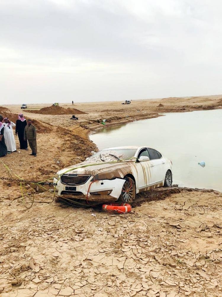 


Civil Defense rescue teams dry up the lake during the search operation.