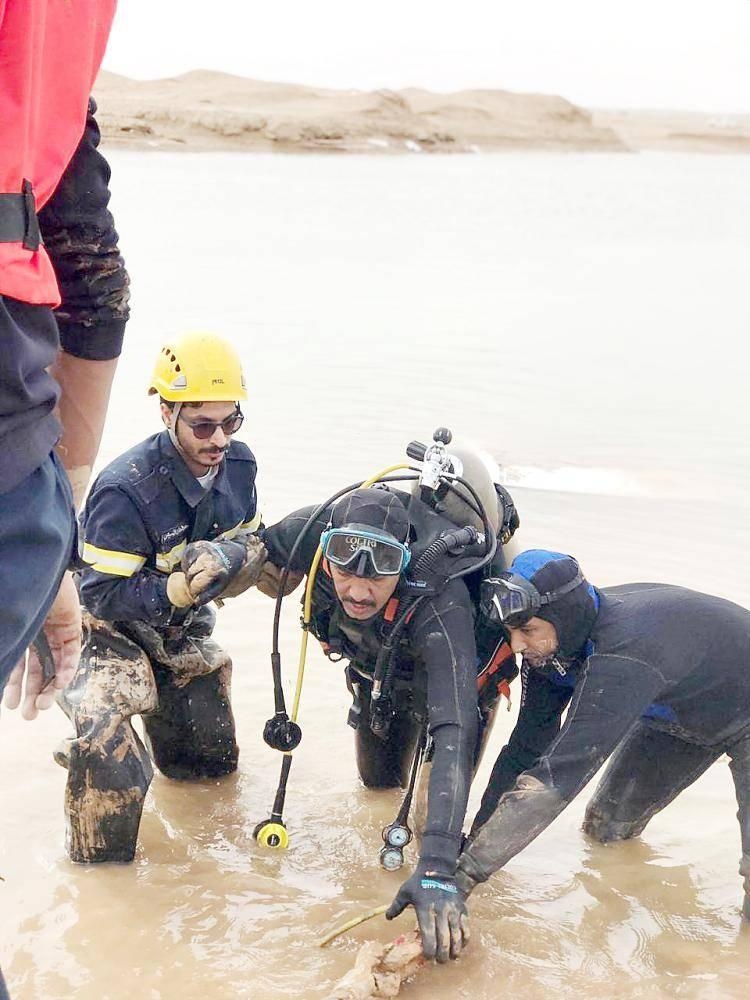


Civil Defense rescue teams dry up the lake during the search operation.