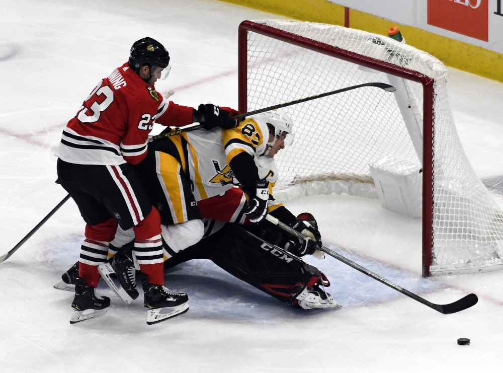 Pittsburgh Penguins center Sidney Crosby (87) tries to score as Chicago Blackhawks defenseman Brandon Manning (23) defends him during the third period at United Center. — Reuters