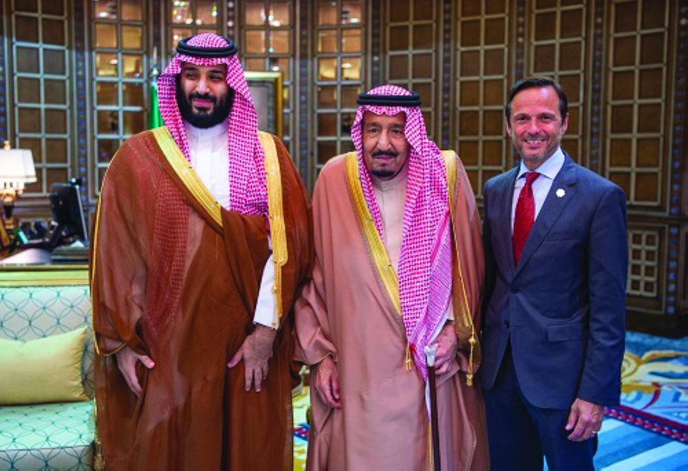 


Custodian of the Two Holy Mosques King Salman Bin Abdulaziz  (center) and Crown Prince Muhammad Bin Salman, deputy premier and minister of defense, with John Pagano, Chief Executive Officer at The Red Sea Development Company — SPA photos 
