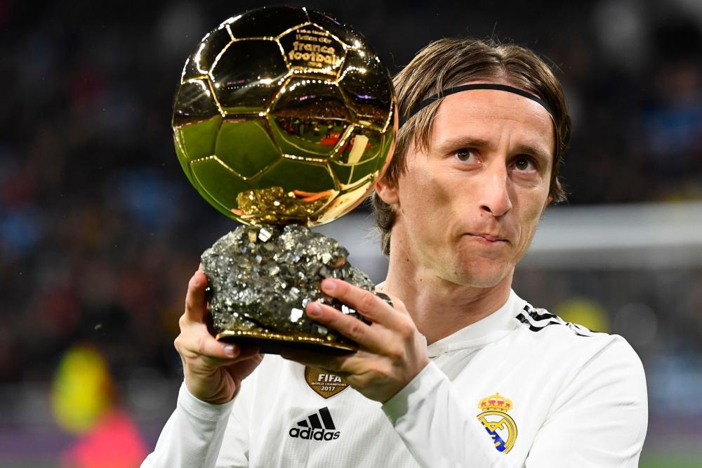 Real Madrid's Luka Modric poses with his Ballon d'Or trophy before the Spanish League football match between Real Madrid and Rayo Vallecano at the Santiago Bernabeu stadium in Madrid Saturday. — AFP 