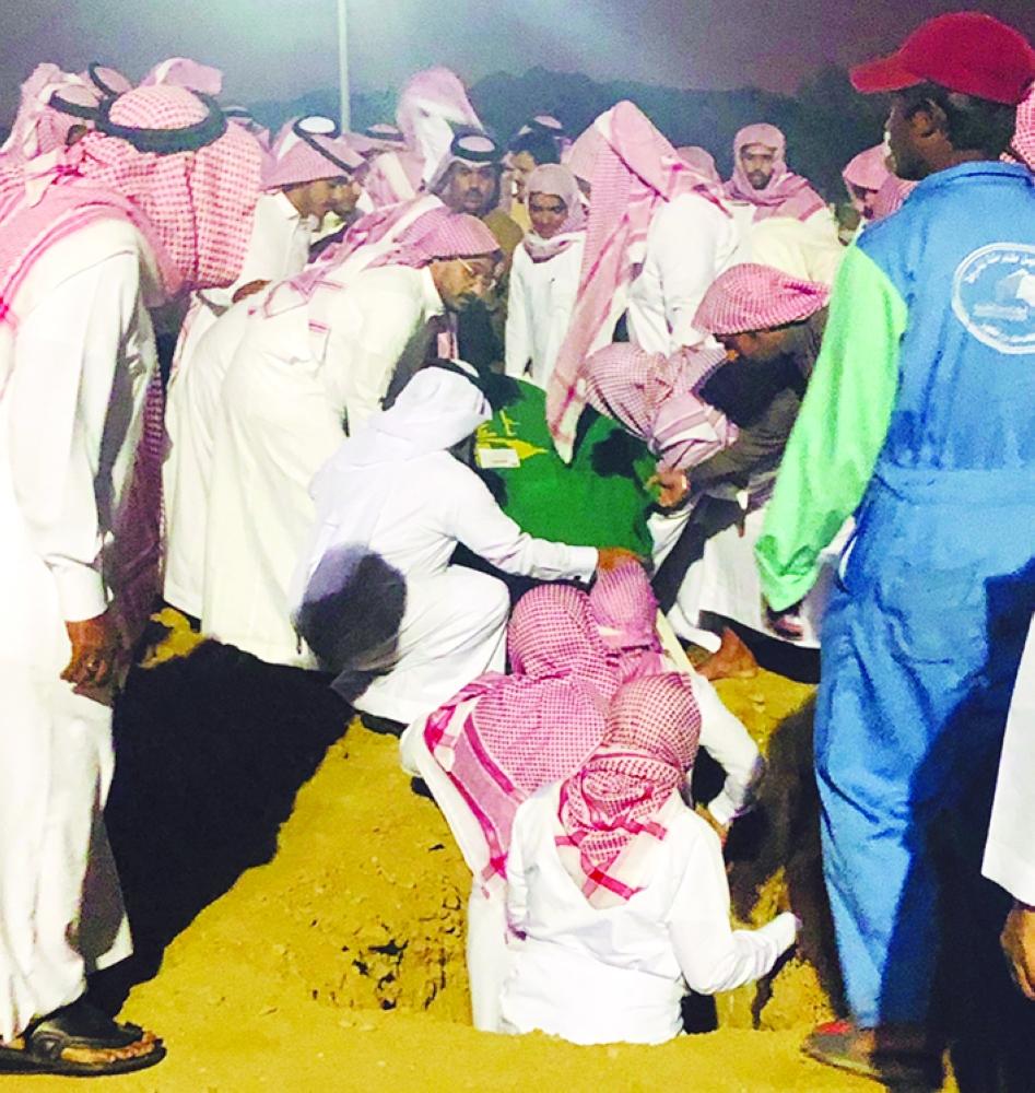 Relatives bury the woman who died following a wrong surgery at Al-Shuhadaa cemetery in Makkah. — Courtesy Al-Madina