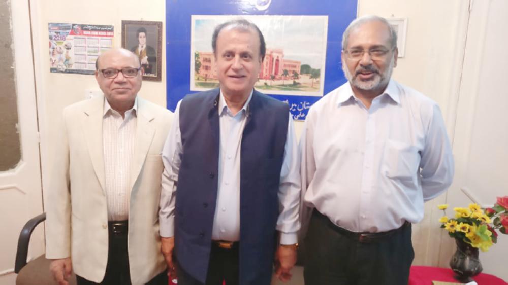 Members of the ICSJ and Bazm-e-Osmania present a memento to Dr. Dilshad Ahmed Shamsi. Photo shows from left, Iqbal Sheikh Al-Sulkar, Arif Quraishi, Dr. Haroon Rasheed, Dr. Shamsi, Zeeshan Khan, Dr. M.S. Karimuddin, Aziz Kidwai, Syed Fazal Ul Haque, and Ameen Ansari.