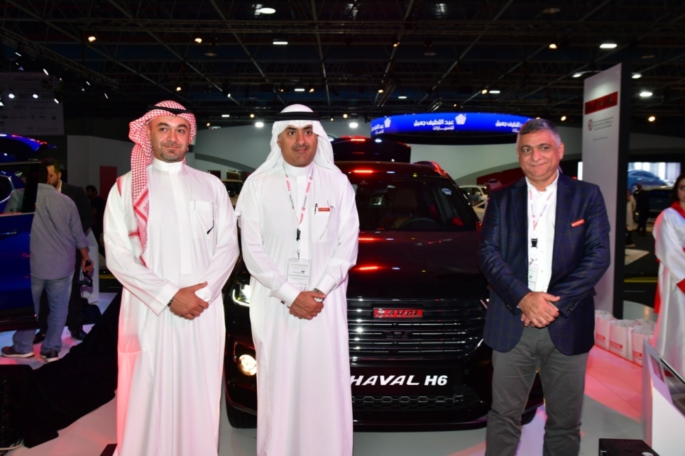 Faisal Al-Quraishi (middle) Chairman, Ali Zaid Al-Quraishi & Brothers Co, with officials of Automotive Distribution & Marketing Company Limited (DMC), a part of Ali Zaid Al Quraishi & Brothers Co. and the official distributor for Haval vehicles in Saudi Arabia, during the launch of the all-new 2019 Haval H6 at the SIMS 2018, Jeddah
