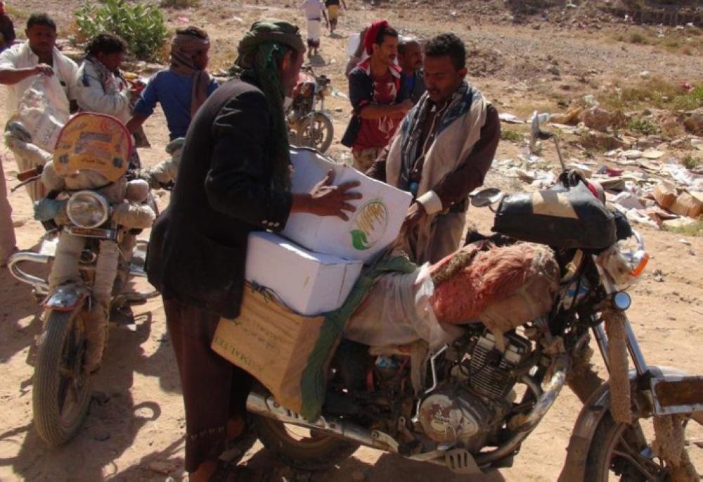 The King Salman Humanitarian Aid and Relief Center (KSRelief) distributed 22 tons and 200 kg of food baskets to displaced people from Hodeida in Yemen as part of a project to distribute 15,000 food baskets for displaced people in the province of Hodeida. — SPA