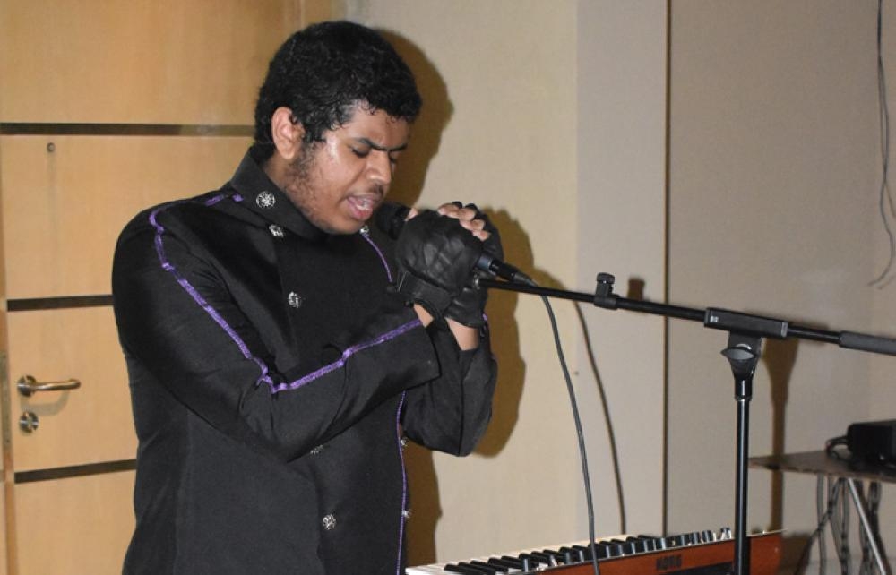 The singer and founder of “Statues of Sinking Men” Abdulmalik Zubailah performing at the stage. — SG Photos by Abdulaziz Hammad.