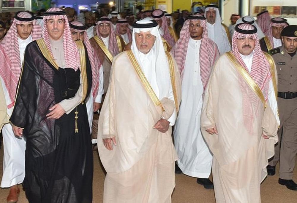 Prince Khaled Al-Faisal, emir of Makkah and adviser to Custodian of the Two Holy Mosques, tours the pavilions after inaugurating the fourth edition of the Jeddah International Book Fair on Wednesday evening. -SPA 
