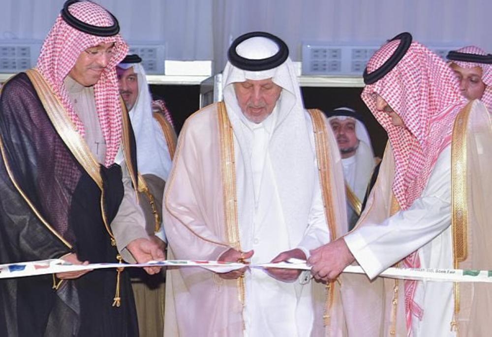 Prince Khaled Al-Faisal, emir of Makkah and adviser to Custodian of the Two Holy Mosques, tours the pavilions after inaugurating the fourth edition of the Jeddah International Book Fair on Wednesday evening. -SPA 
