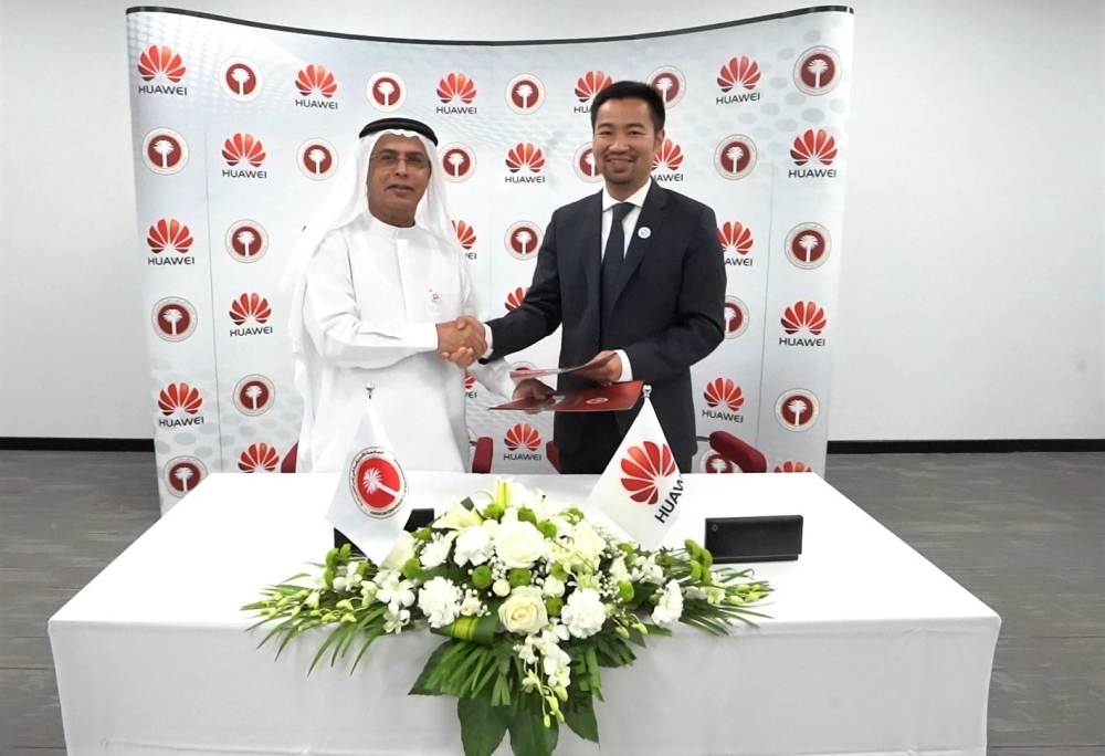 


AURAK president and Huawei UAE CEO shake hands after sealing the deal