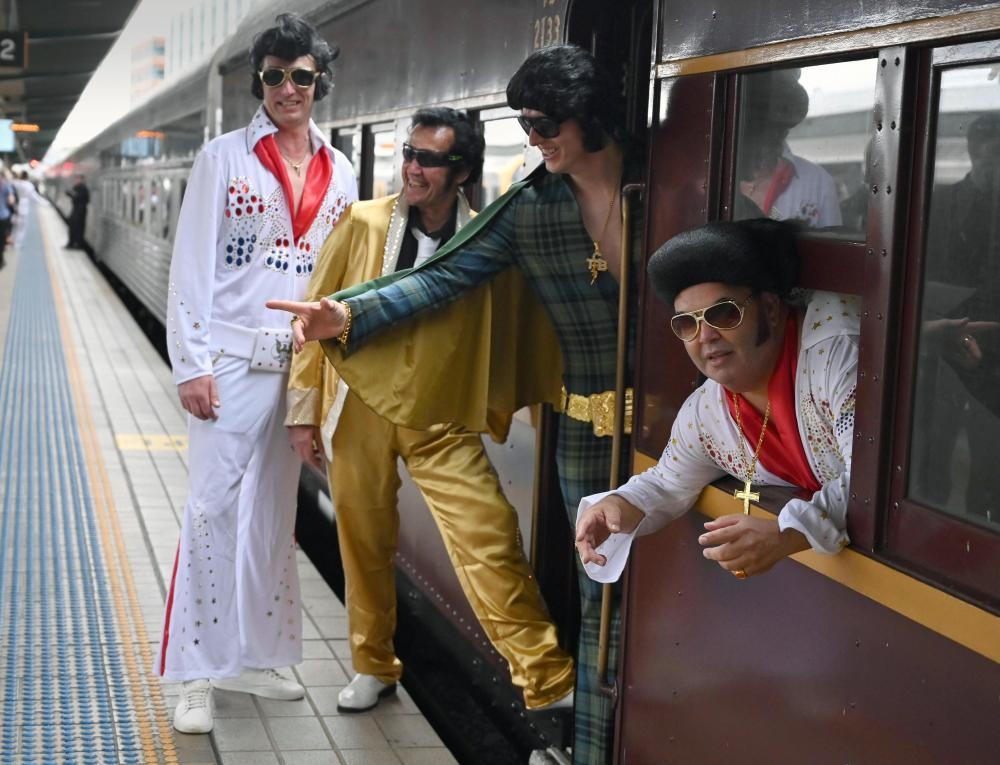 Elvis fans arrive at Central station before boarding a train to The Parkes Elvis Festival, in Sydney on January 10, 2019. The Parkes Elvis Festival is an annual event celebrating the music and life of Elvis Presley in the New South Wales town of Parkes. / AFP / PETER PARKS
