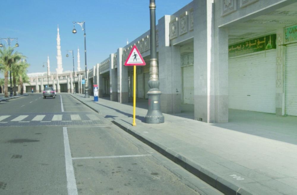 


Shops abandoned by expatriate traders after the Ministry of Commerce and Investment intensified inspections remain closed in the central area of Madinah.