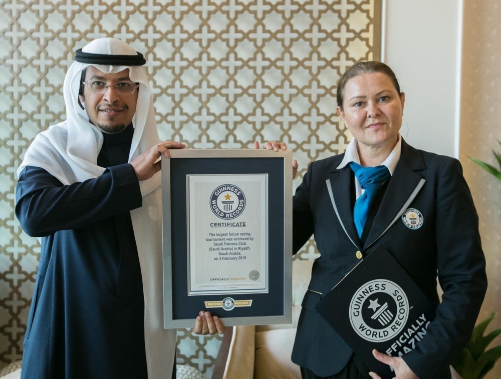 


The Guinness Book of Records’ official representative Shida Subasi Jamissi delivers the certificate of registration to Hossam Bin Abdul Mohsen Al-Hazimi, Saudi Falcons Club’s executive director, at Malham, north of Riyadh, on Sunday.