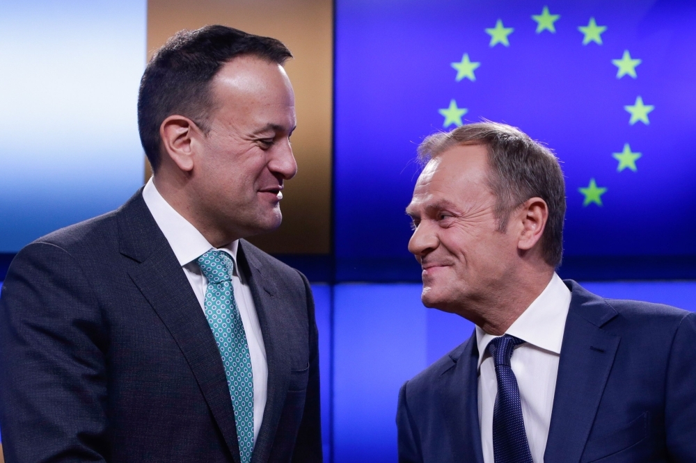 Ireland's Prime Minister Leo Varadkar (L) and European Council President Donald Tusk shake hands after making a statement following a meeting on February 6, 2019, at the European Council headquarters in Brussels. / AFP / Aris Oikonomou
