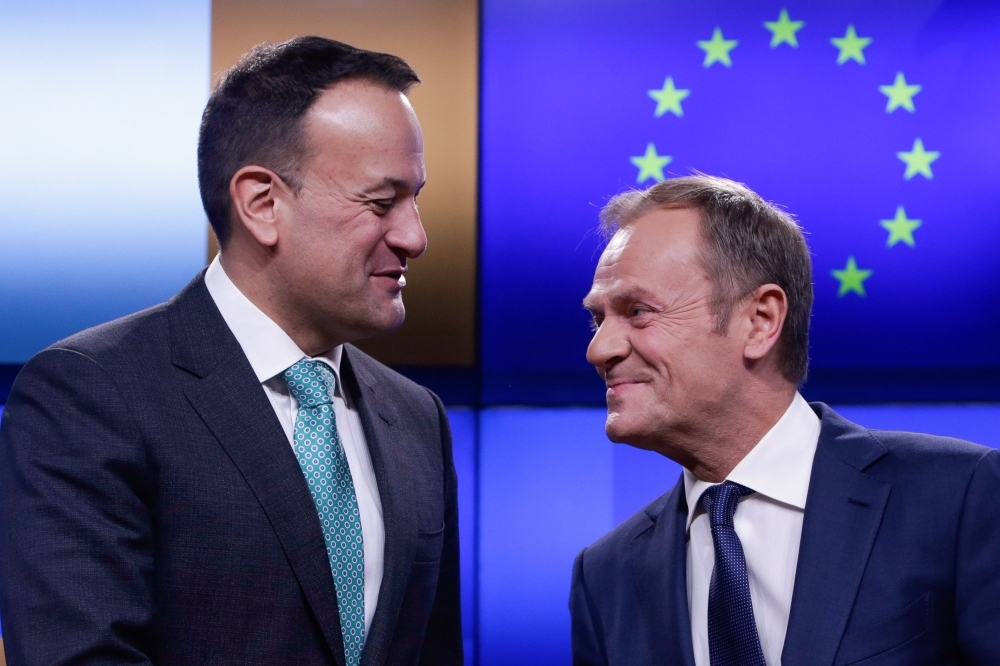 Ireland's Prime Minister Leo Varadkar (L) and European Council President Donald Tusk shake hands after making a statement following a meeting on February 6, 2019, at the European Council headquarters in Brussels. / AFP / Aris Oikonomou
