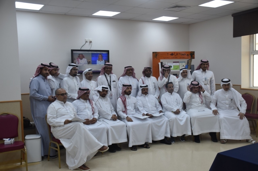A member of the media delegation presents a gift to one of the patients at King Fahd Hospital in Jeddah.