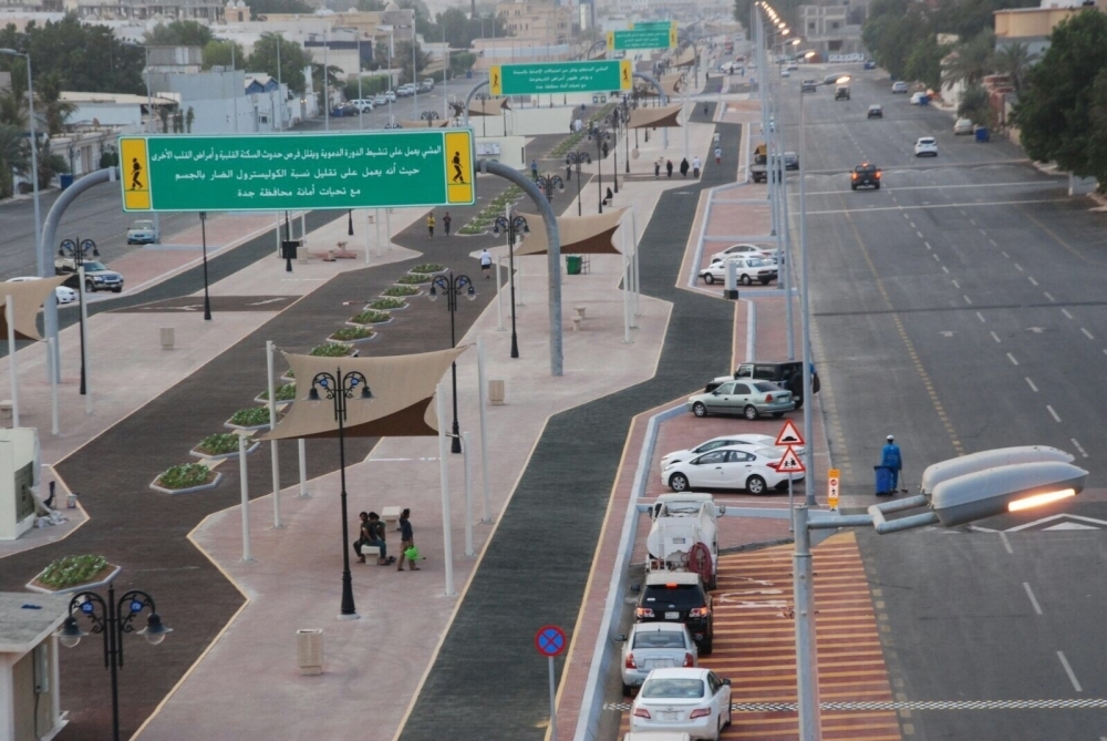 


The Jeddah Municipality has built 23 fitness trails in various parts of the city and is completing the 24th in Al-Hamdaniya district. The picture shows the path for walkers in Al-Rehab district.