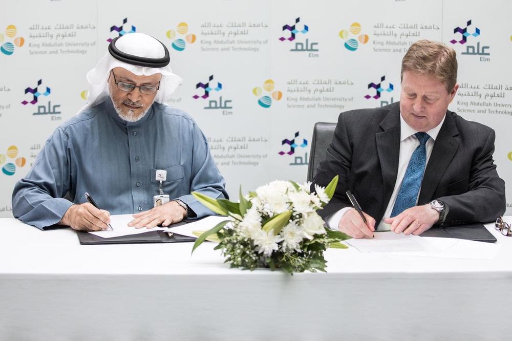 Amer Bin Hashim Al-Qahtani of Elm and KAUST's Dr. Kevin Cullen sign the collaboration agreement at the university in Thuwal.