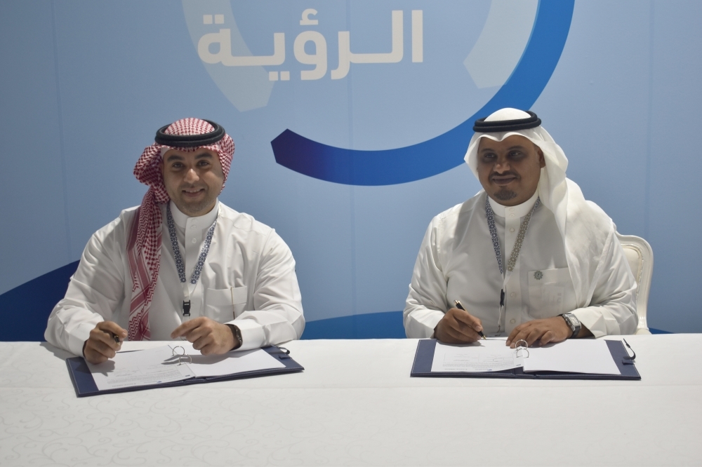 Saudia Cargo CEO Omar Hariri signs the agreement with King Abdullah Economic Port CEO Rayan Qutub