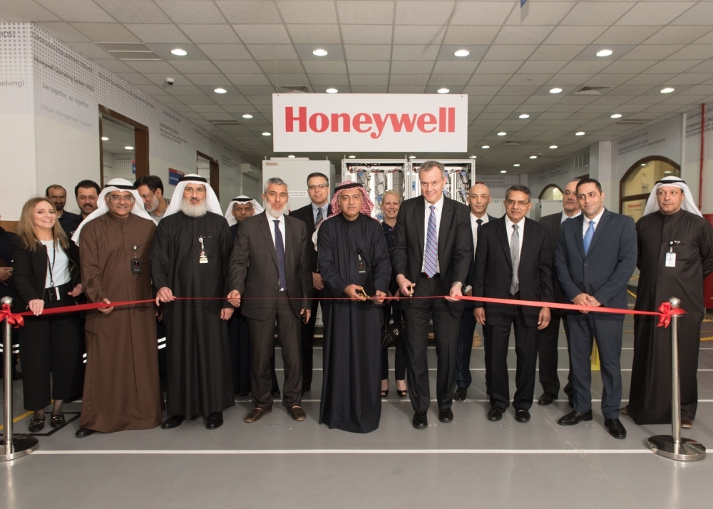 Honeywell’s Chairman and CEO Darius Adamczyk and Kuwait Petroleum Corporation (KPC) Deputy Chairman and CEO Hashem Hashem inaugurate Kuwait’s first certified in-country manufacturing, integration and testing center for advanced oil and gas technologies in Mina Abdullah, southern Kuwait, in the presence of senior executives on February 20, 2019


