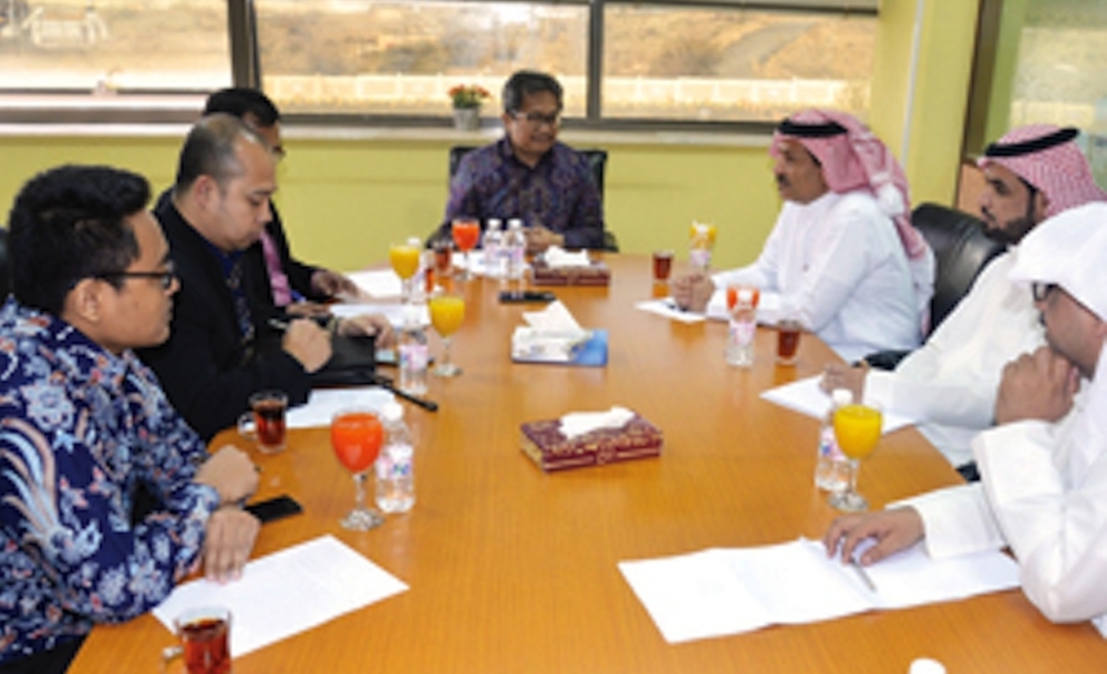 


Indonesian Consul General Dr. Mohamad Hery Saripudin meets with journalists in Abha.