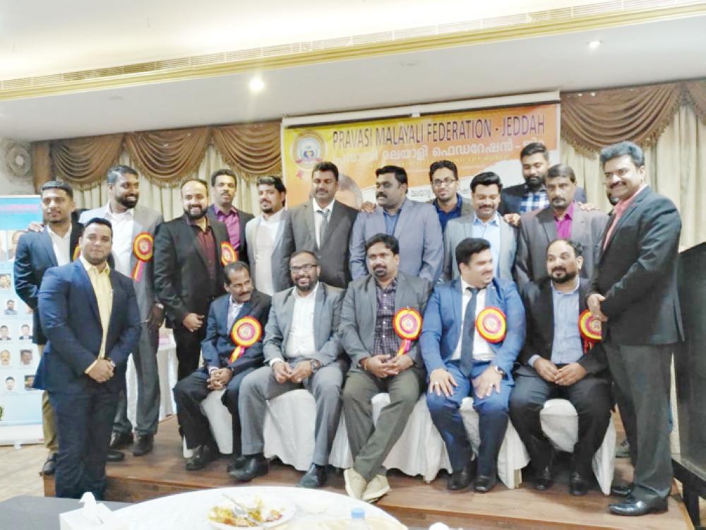 Anil Narayana, president of the Jeddah chapter of Pravasi Malayali Federation, presenting a memento to Justice B. Kemal Pasha during a recent reception in Jeddah.  